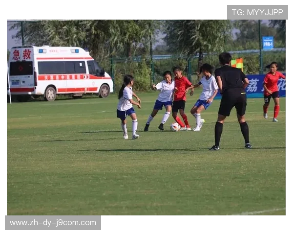 雨中背影足球赛场上的拼搏与温情交织展现青春的坚韧与希望